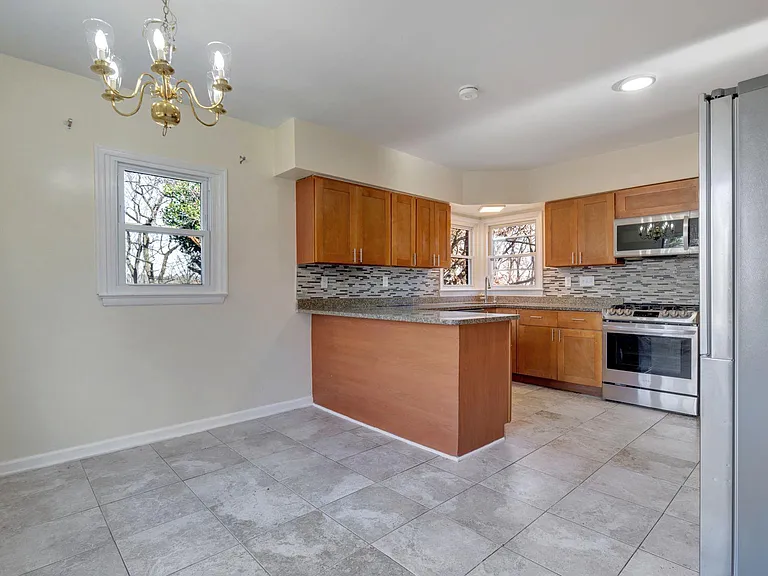 1604 Woodhill Ct — Photo 5