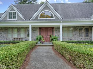 4885 Loch Lomond Dr, Bloomfield Hills, MI 48301