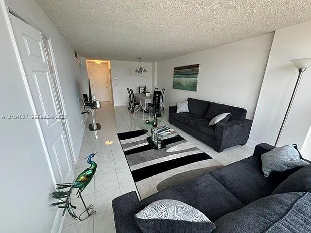 Avant Garde Condo — Photo 2