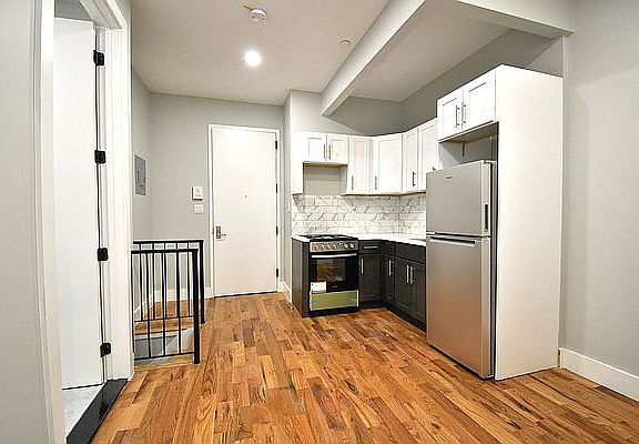 3rd image of 1048 Morris Ave #B1