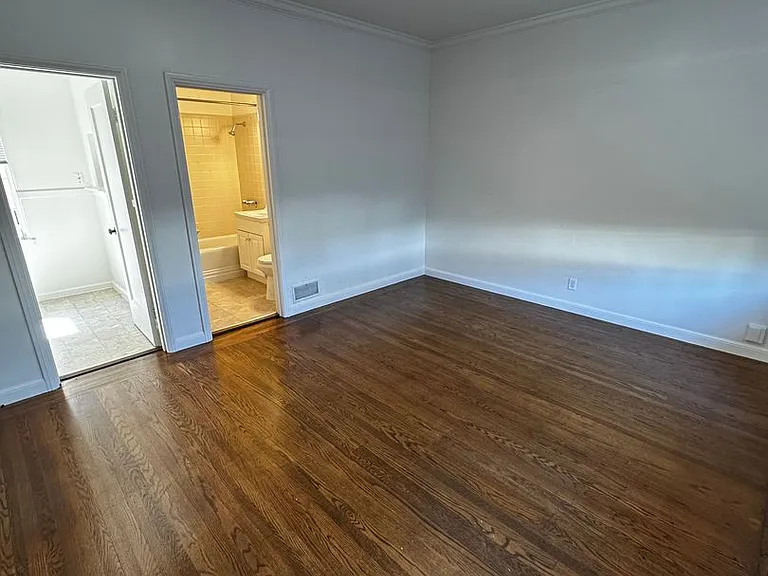 220 N San Mateo Dr — Photo 2
