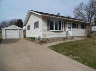2914 Meadowbrook Dr, Clinton, IA 52732
