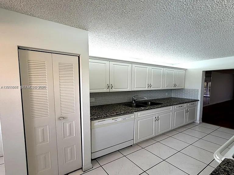 1400 SW 124th Ter #402Q — Photo 5