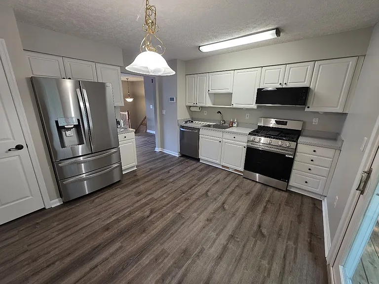905 Lauren Way — Photo 2
