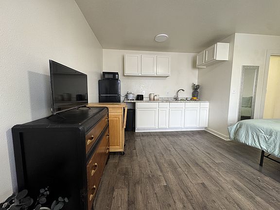 3rd image of 311 W 5th St #11301428