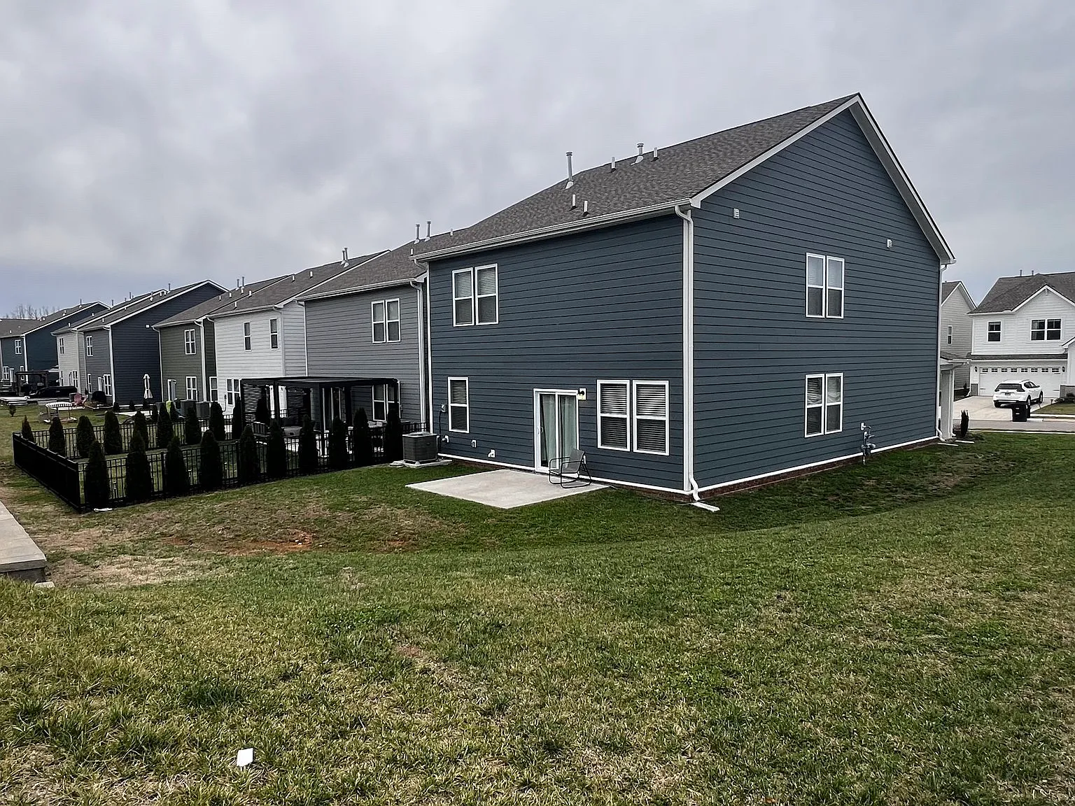5 bed, 2560 sqft, $2,695 — Photo 3