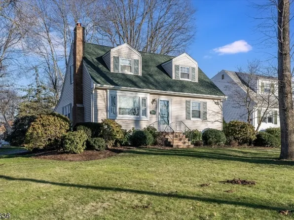 8 Fernwood Ave, Roseland Boro, NJ 07068