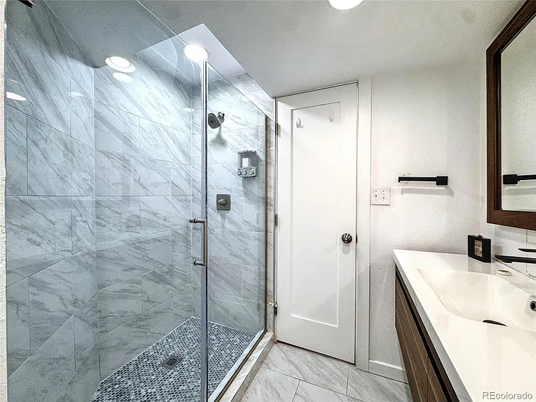 2460 Irving St #B — Photo 14