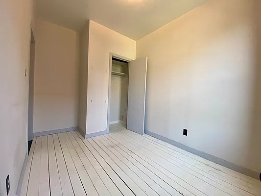 Rented by Safdie Realty Group | media 16