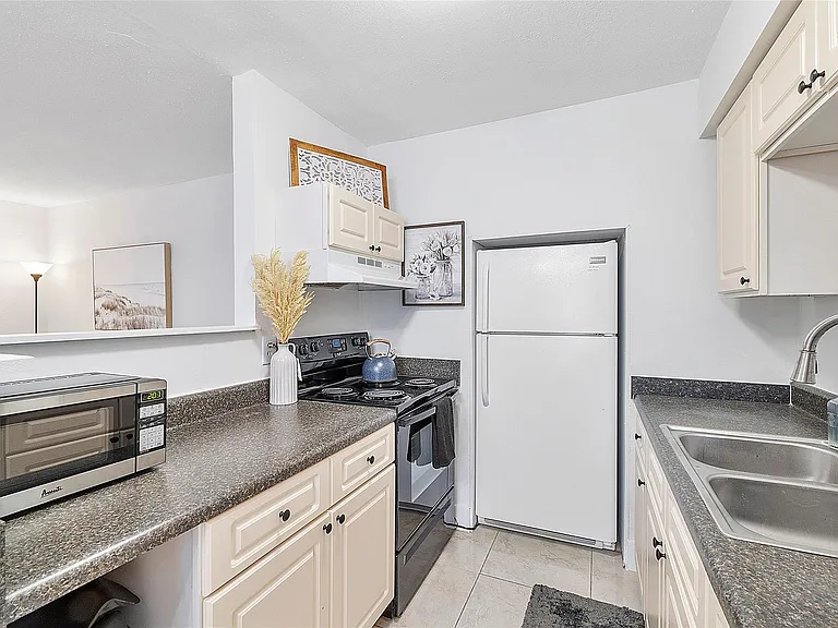 3230 NE 13th St #102 — Photo 17