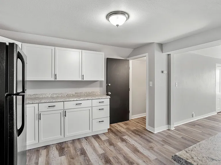 330 W 8th Ave — Photo 6