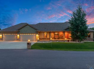 8504 E Saddle Creek Rd, Sioux Falls, SD 57110