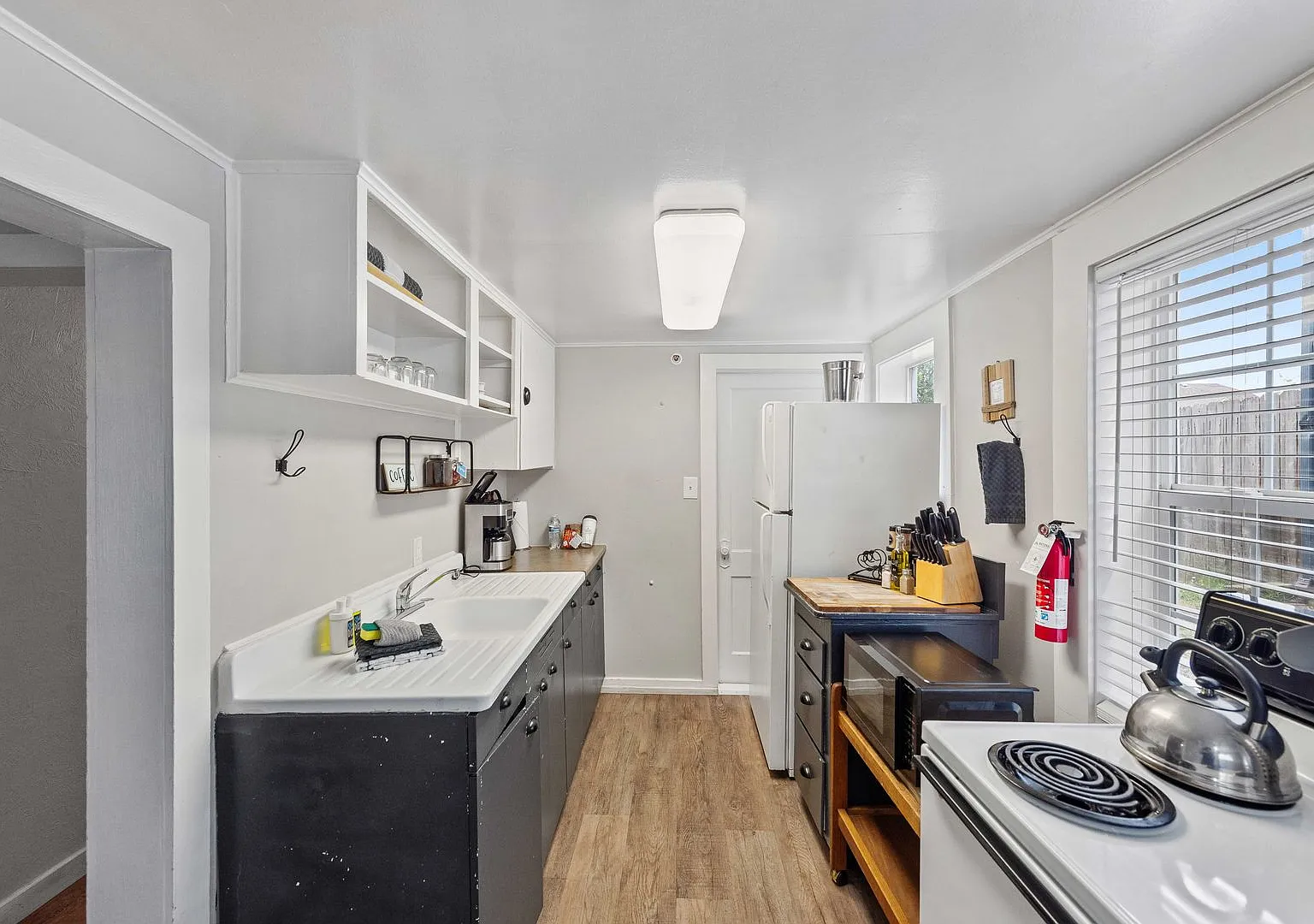 Heritage House Apartments #6: Dog-Friendly Coastal Living in Coos Bay — Photo 1