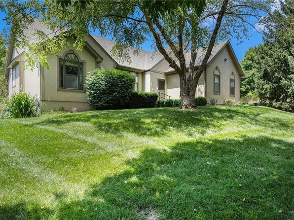 13724 Pembroke Cir, Leawood, KS 66224