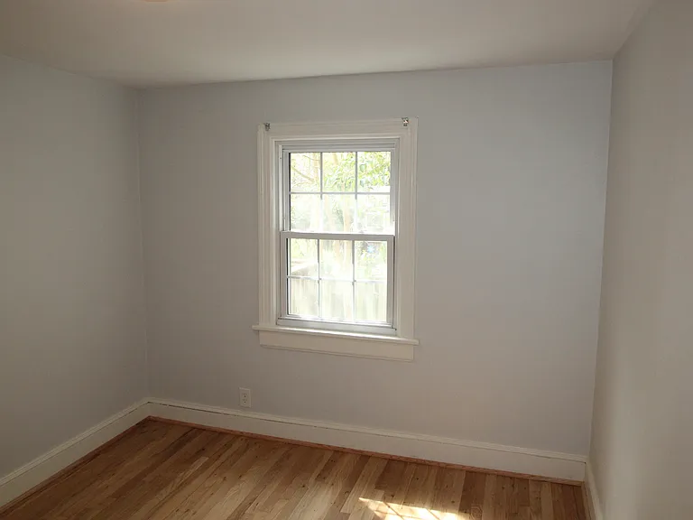 2404 1/2 Stafford Ave — Photo 5