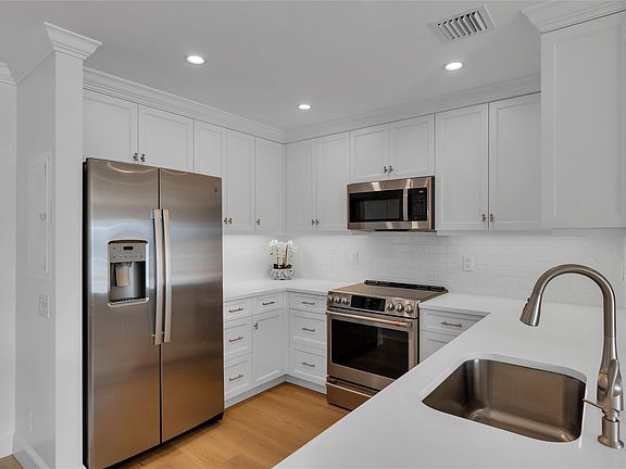 4th image of 6299 Bay Club Drive #4