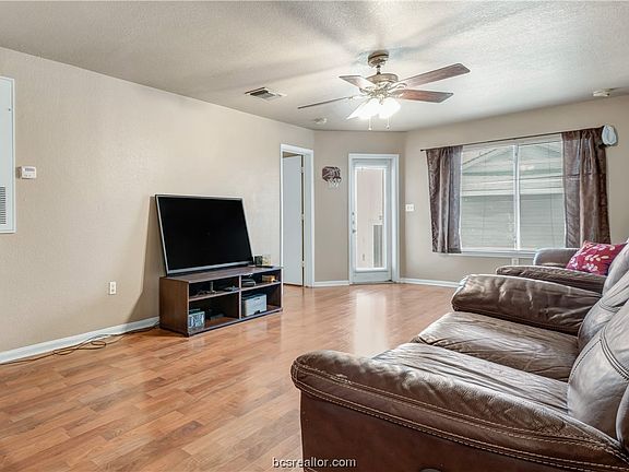 3rd image of 523 Parkway #304