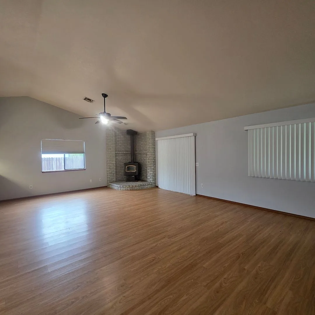 *Move In Special $500 Off First Months Rent*Spacious 3 Bed 2 Bath With Bonus Room / Den In The Co... — Photo 4