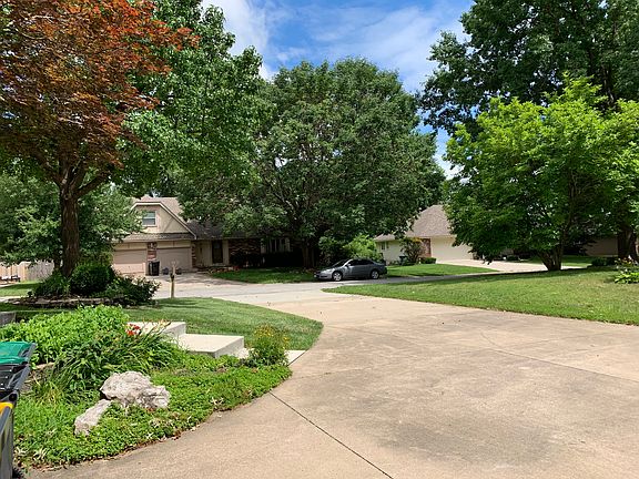 Roomy driveway