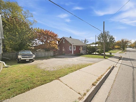 3rd image of 243 Sydenham St