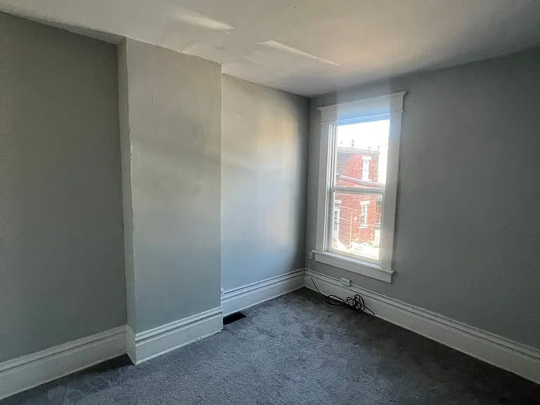 390 E Whittier St — Photo 3