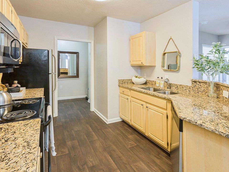 Kitchen (cabinets & appliances vary)