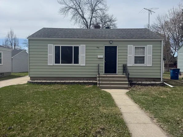 919 12th St S, Moorhead, MN 56560