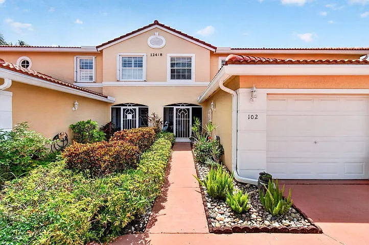 12418 Crystal Pointe Dr