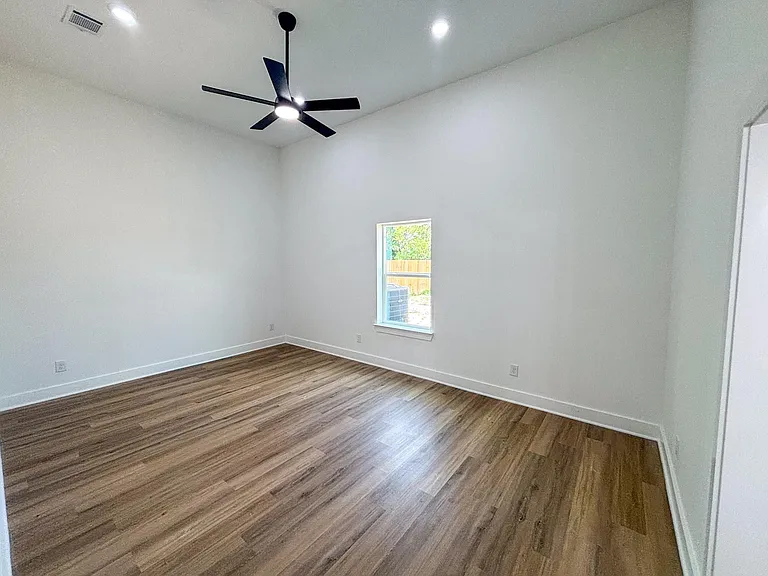 1031 Exotic Pine St #A — Photo 10