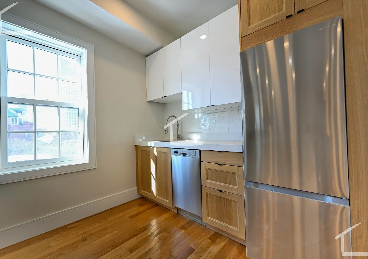 Penthouse 3 Bed 2 Bath In Bay Village — Photo 4