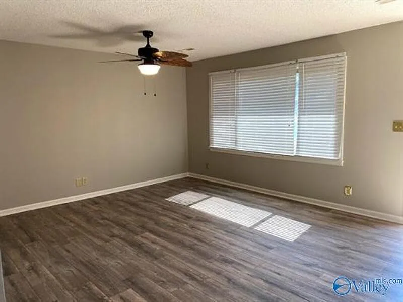3 bed, 2.0 bath, 1200 sqft, $1,300 — Photo 4