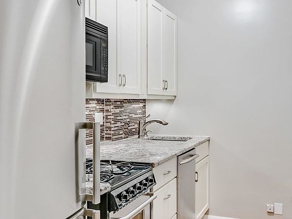 4th image of 420 W 47th St APT 1D