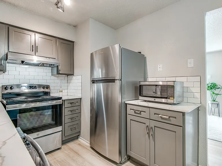8500 Harwood — Photo 11