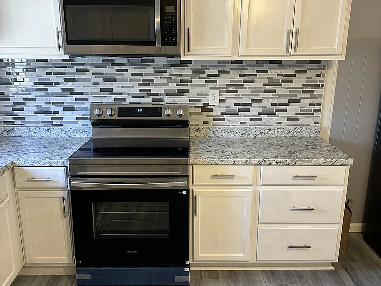 3045 Holiday Ln — Photo 2