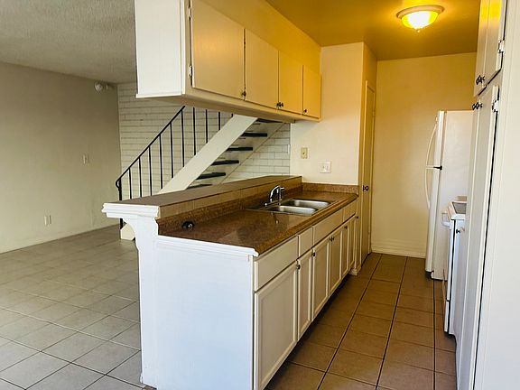 3rd image of 4425 La Cresta Way