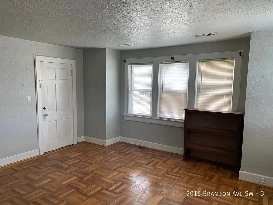 2BR Apartment in the Heart of Grandin & Raleigh Court Water & Gas Included! — Photo 4