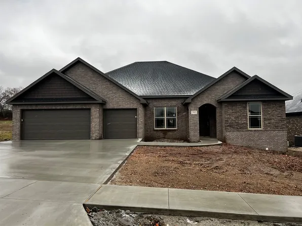202 Doral Dr, Cave Springs, AR 72718