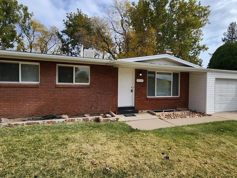 5774 S 2200 W — Photo 2