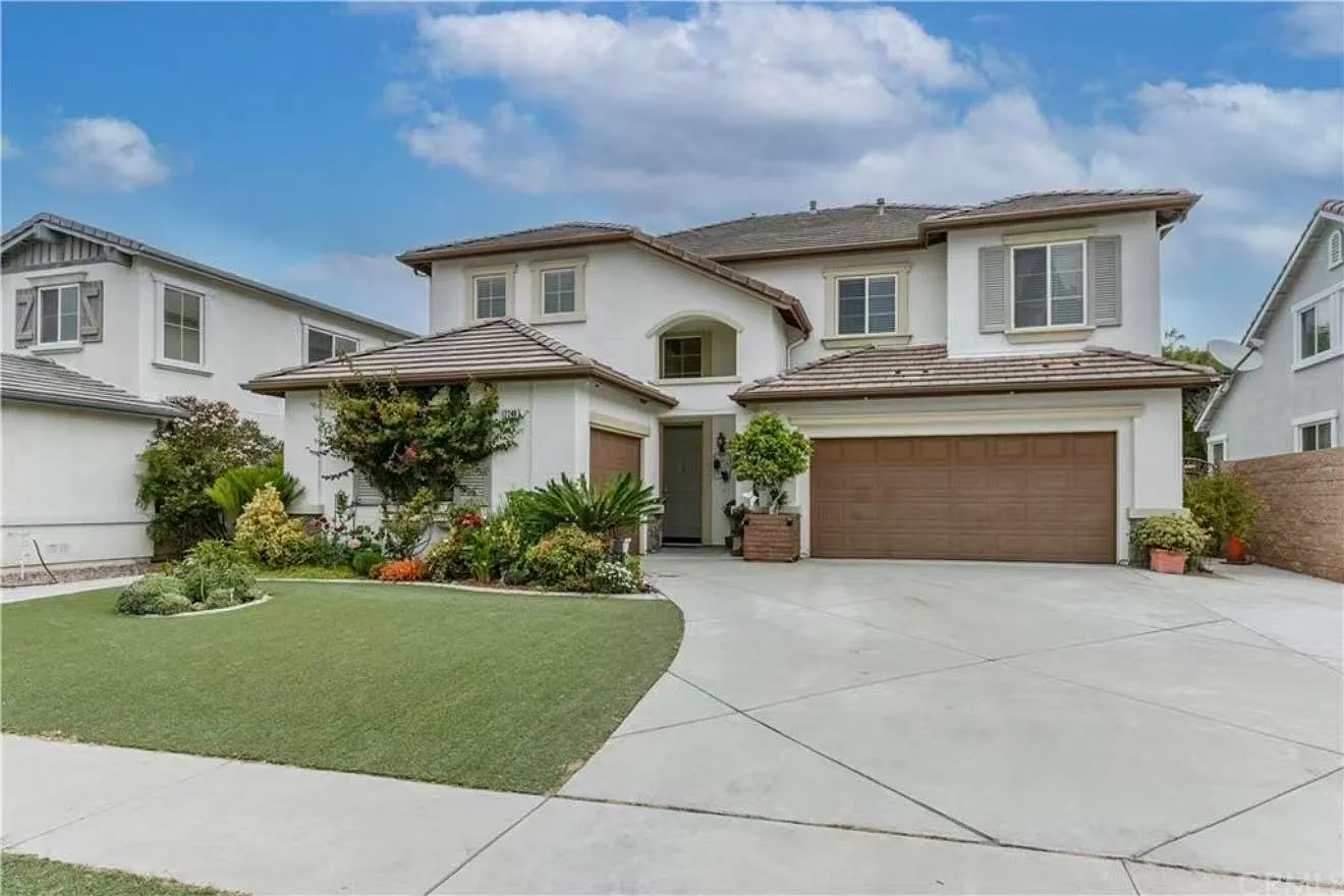 5 bed, 2836 sqft, $4,800 — Photo 2