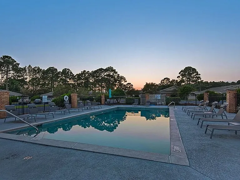 Hunters Pointe Pool
