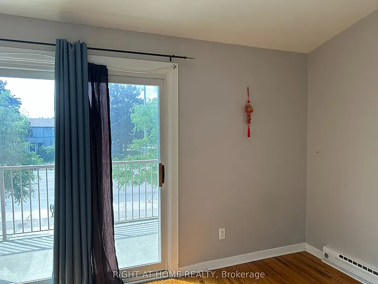 1101 Oxford St W — Photo 16