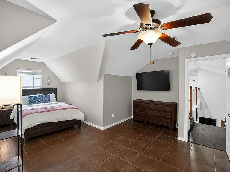 395 Spring Dr — Photo 8
