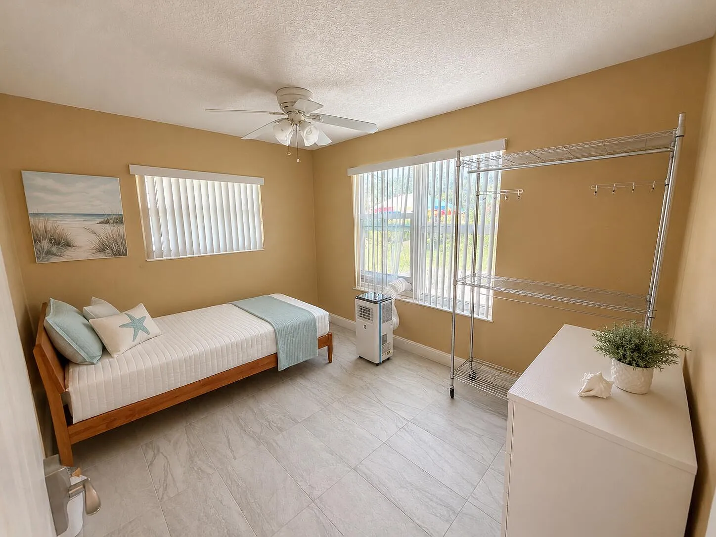 2 bed, 1.0 bath, 1698 sqft, $1,300 — Photo 4