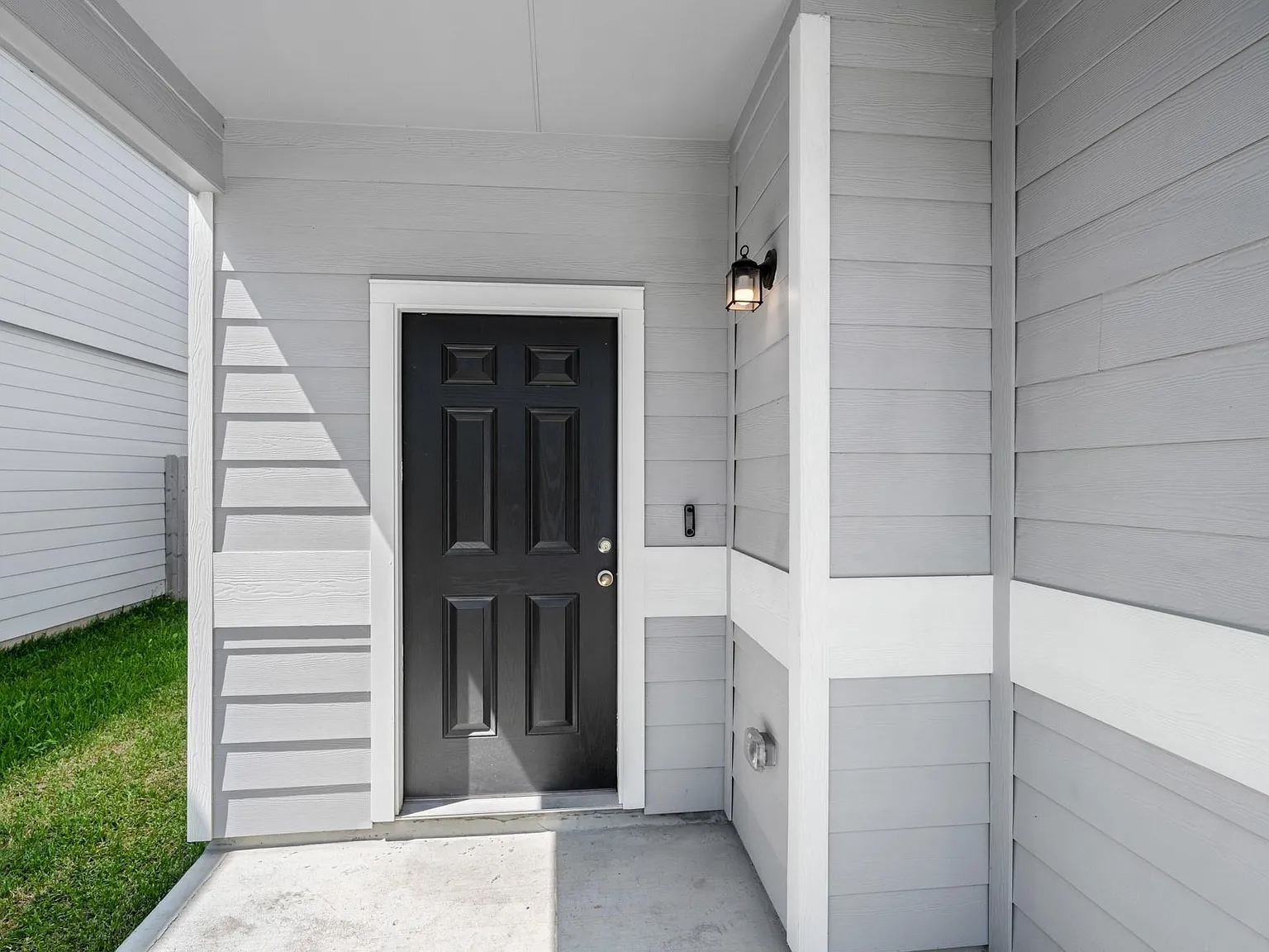 4 bed, 2.5 bath, 2050 sqft, $2,100 — Photo 2