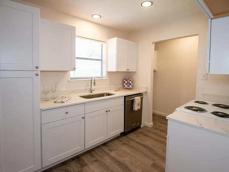 800 Oak Grove Ln — Photo 7