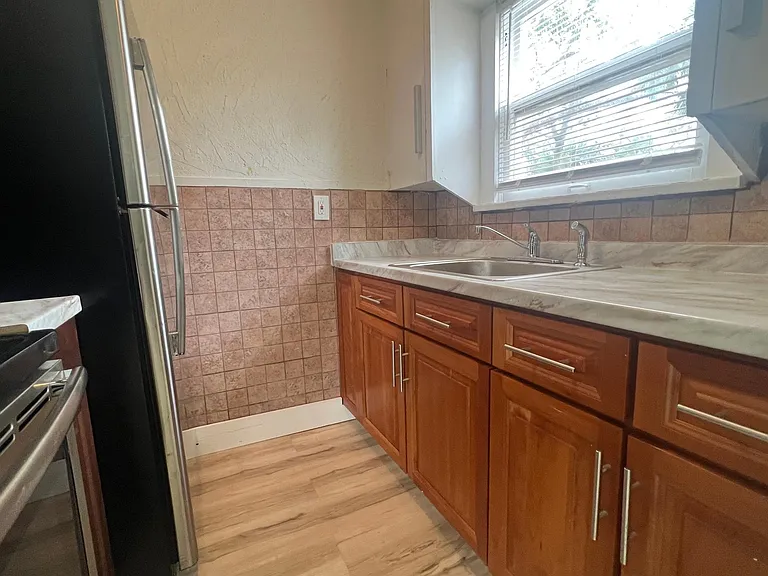 242 Taylor Ave S #1/2 — Photo 7