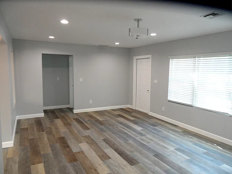 709 SW 4th Pl — Photo 3