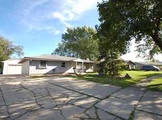 303 Wakefield Ln, Schaumburg, IL 60193