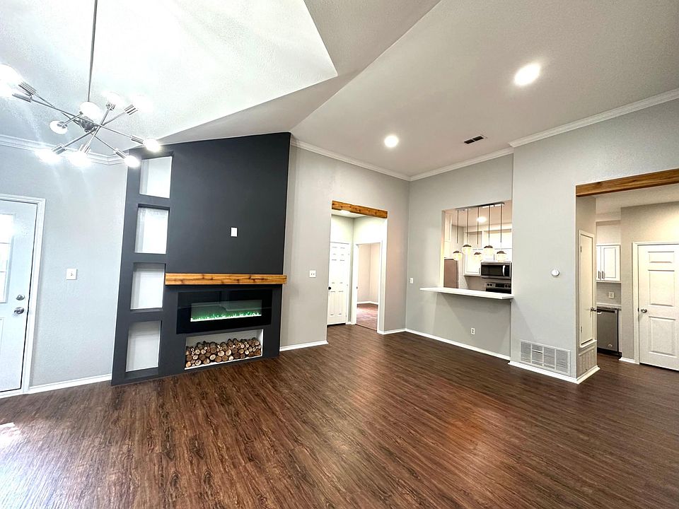 1st image of 905 SE 10th St