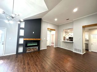 905 SE 10th St, Grand Prairie, TX 75051